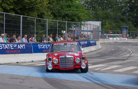 Race for Riget under Copenhagen Historic Grand Prix, bl.a. med denne spændende Mercedes-Benz 300 SEL 6,8 AMG fra 1971, kørte ialt 100.000 kroner ind til Rigshospitalets børneafdeling.